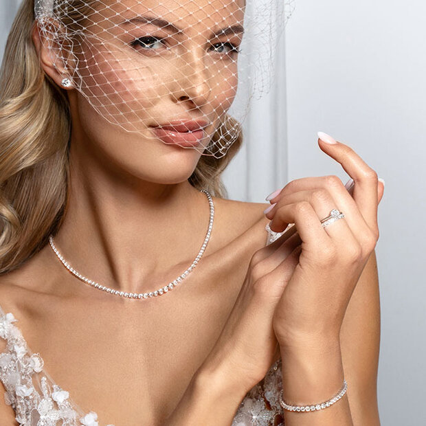 Frau mit Labordiamant-Schmuck