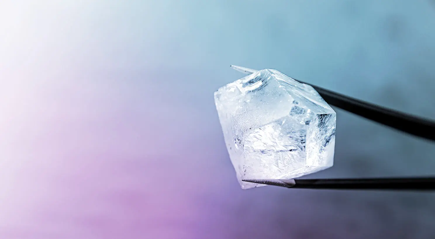 Rohdiamant in Form eines Oktaeders Rohdiamant in Form eines Oktaeders
