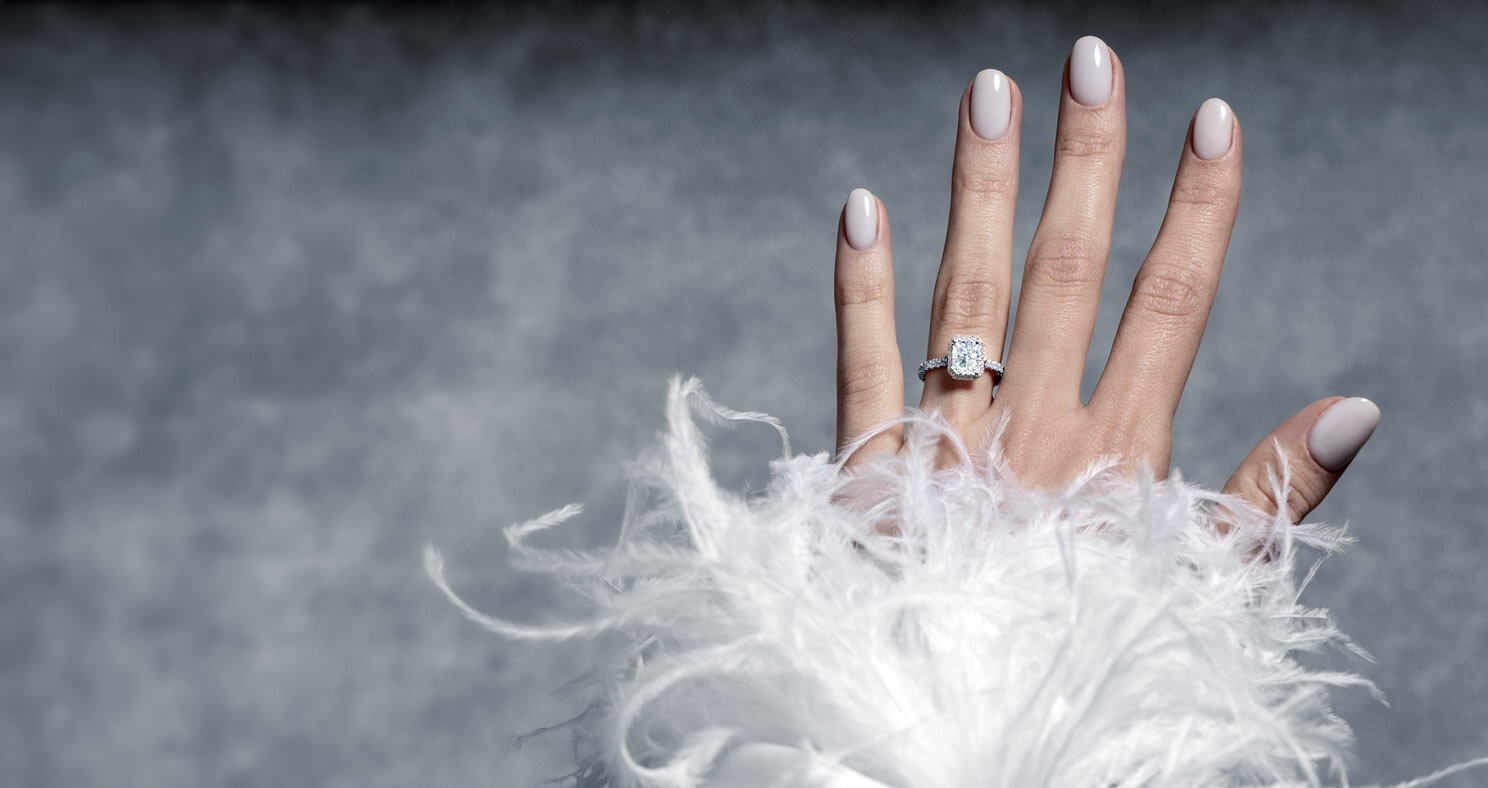 Radiant, ein Fancy-Cut-Diamant mit Halo und Pavé