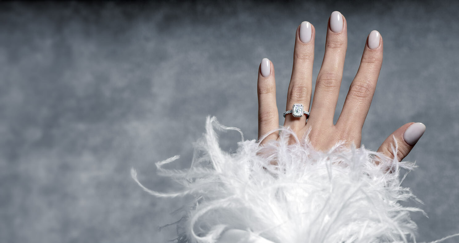 Radiant, ein Fancy-Cut-Diamant mit Halo und Pavé Radiant, ein Fancy-Cut-Diamant mit Halo und Pavé