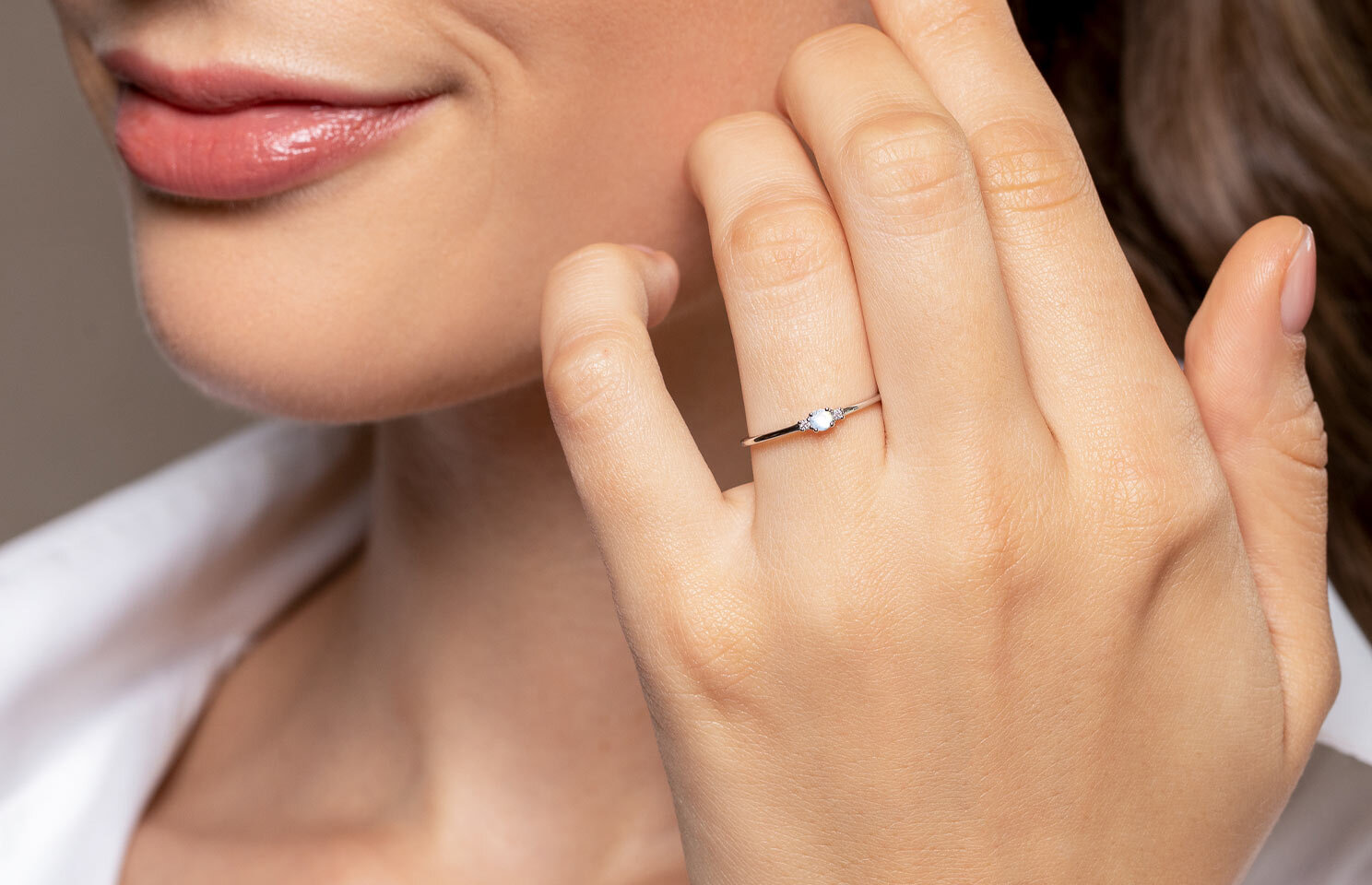 Mondstein als Schmuckstein in einem Ring flankiert von Diamanten