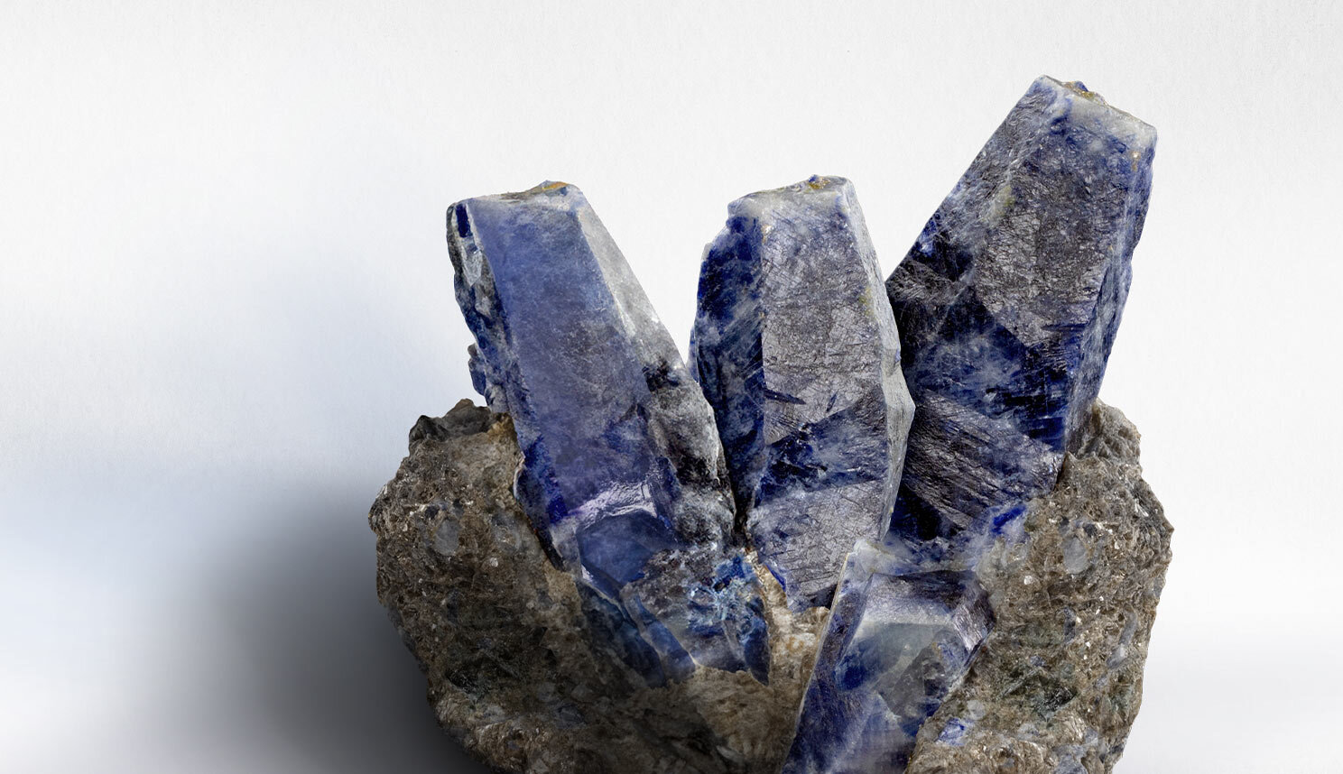 Blauer Saphir, ungeschliffen auf Muskovit-Muttergestein