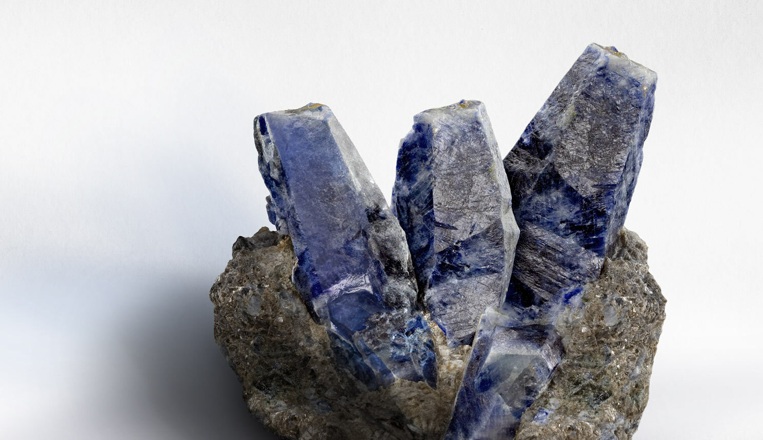 Blauer Saphir, ungeschliffen auf Muskovit-Muttergestein Blauer Saphir, ungeschliffen auf Muskovit-Muttergestein