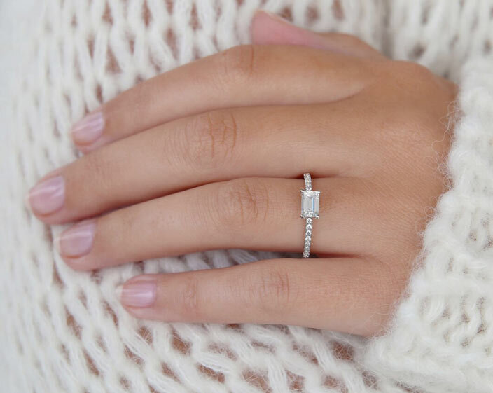 Verlobungsring mit Diamanten aus Weißgold