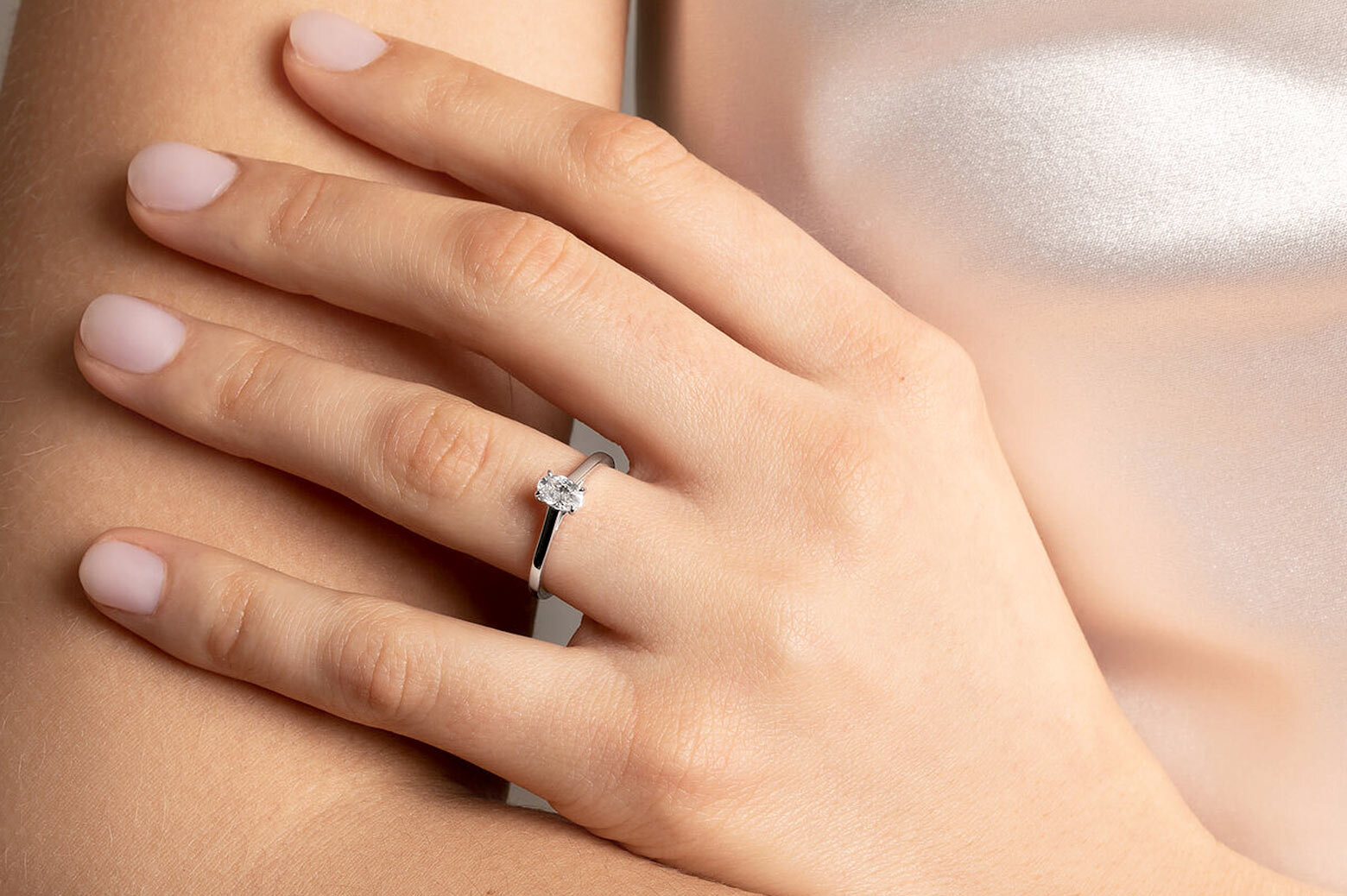 Platinring mit ovalem Diamant