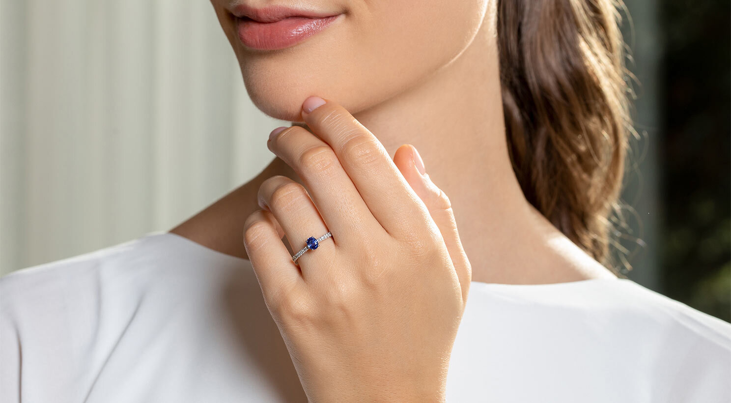 Verlobungsring mit Saphir und Pavé