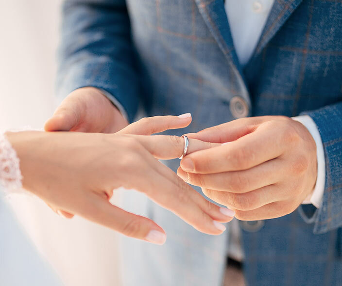 In Deutschland und Österreich wird der Verlobungsring am Ringfinger der linken Hand getragen