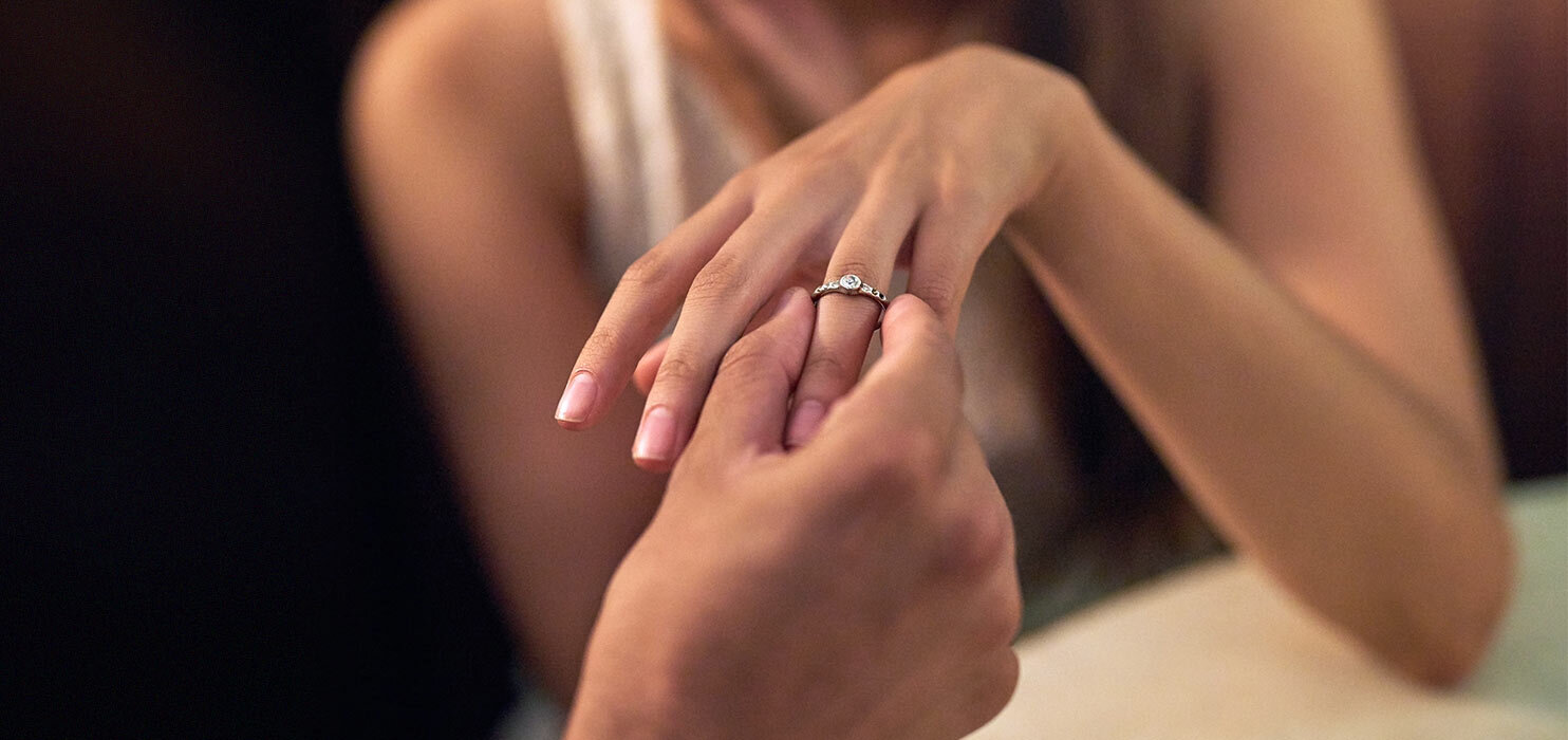 An welcher Hand trägt man den Verlobungsring?