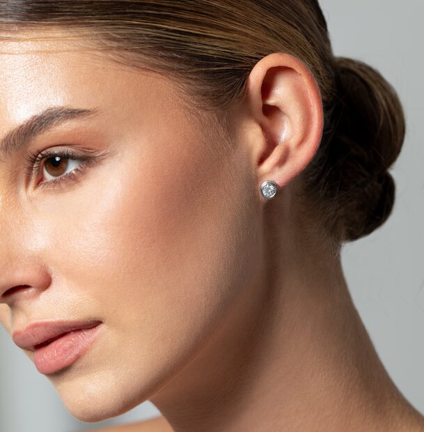 Frau mit Labordiamant-Ohrstecker aus Weißgold
