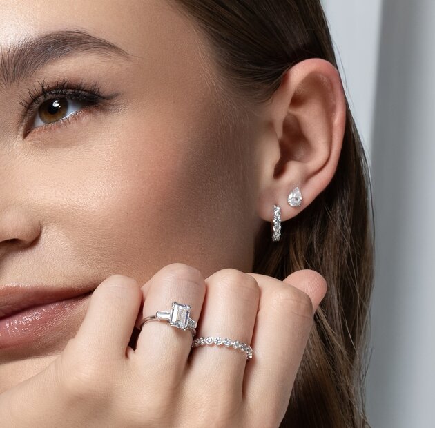 Frau mit Labordiamant-Ringen und -Ohrringen