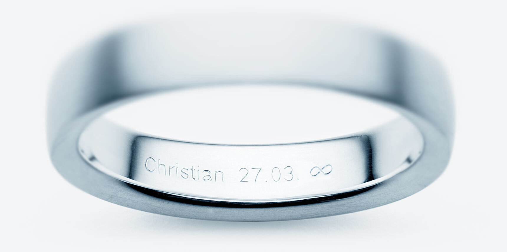 Gravur mit einer schlichten Schrift (Arial), einer klassischen Schrift (Times) oder einer geschwungenen Schreibschrift