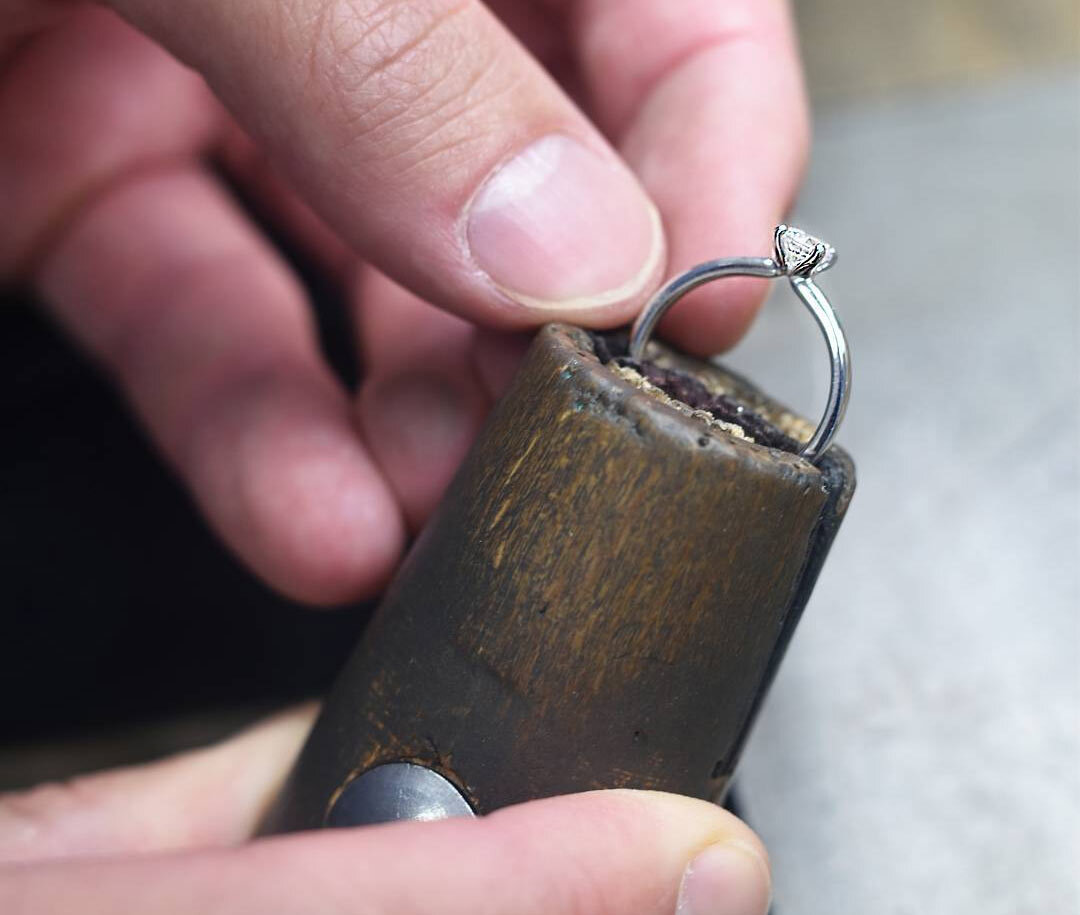 Diamant fixiert von einer Holzzange