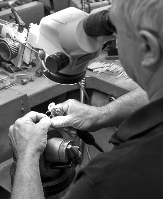 Ein Goldschmied bei der Arbeit in einer Pforzheimer Schmuckmanufaktur