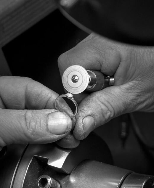 Polieren in der Schmuckmanufaktur