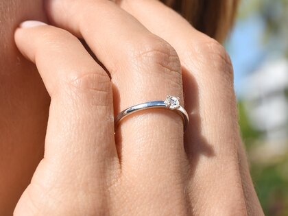 Solitärring Modern Petite in Weißgold