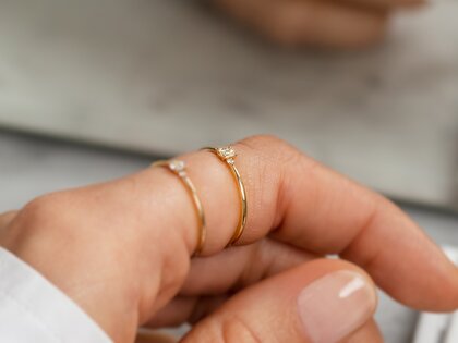 Diamantring Vivid Petite Emerald Cut in Gelbgold