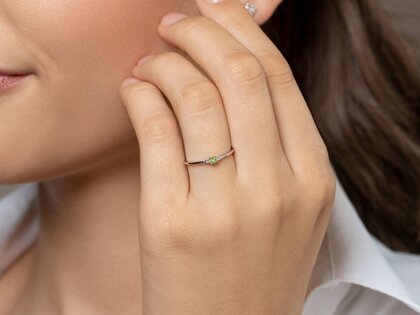 Geburtsstein-Ring Vivid Petite August in 9K Gelbgold mit Peridot 0,10ct und Diamanten 0,02ct