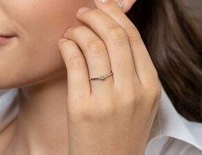 Geburtsstein-Ring Vivid Petite August in 9K Gelbgold mit Peridot 0,10ct und Diamanten 0,02ct