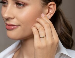 Geburtsstein-Ring Vivid Petite August in 9K Gelbgold mit Peridot 0,10ct und Diamanten 0,02ct