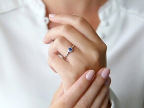 Farbsteinring Jolie in 14K Weißgold mit Saphir 0,25ct und Diamanten 0,06ct