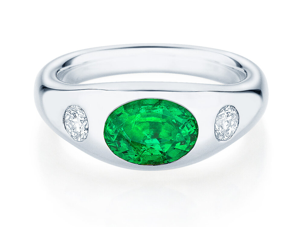 Ring Three-Stone Signet in 18K Weißgold mit Smaragd 1,35ct und natürliche Diamanten 0,30ct