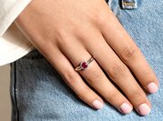 Farbsteinring Windsor in 9K Weißgold mit Rubin 0,60ct und Diamanten 0,12ct