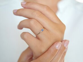 Farbsteinring Vivid Petite in 9K Weißgold mit Saphir 0,08ct und Diamanten 0,02ct