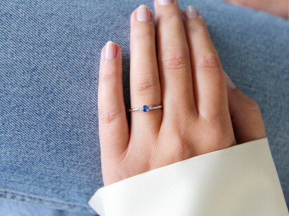 Farbsteinring Vivid Petite in 14K Weißgold mit Saphir 0,16ct und Diamanten 0,04ct