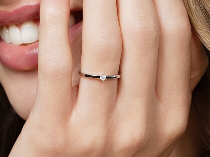 Solitärring Classic Petite in 14K Gelbgold mit Diamant 0,05ct G/SI