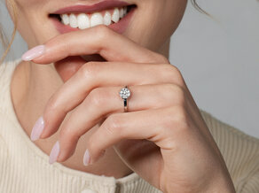 Solitärring Melody in 9K Weißgold mit Diamant 1,00ct