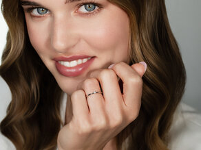 Solitärring Modern Petite in 14K Gelbgold mit Diamant 0,05ct G/SI