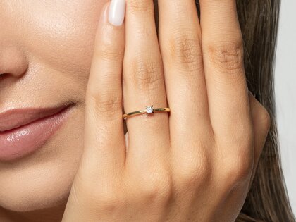 Solitärring Modern Petite in 14K Gelbgold mit Diamant 0,05ct G/SI