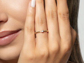 Solitärring Modern Petite in 14K Gelbgold mit Diamant 0,05ct G/SI