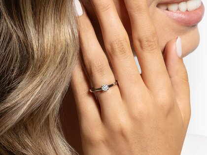 Solitärring Modern in 9K Weißgold mit Diamant 0,25ct