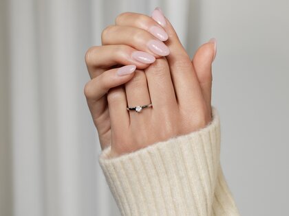 Solitärring Modern in 9K Weißgold mit Diamant 0,25ct
