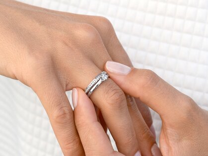 Solitärring Modern in 9K Weißgold mit Diamant 0,25ct