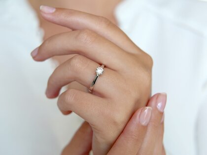 Solitärring Modern in 9K Weißgold mit Diamant 0,50ct
