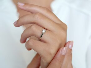 Solitärring Modern in 9K Weißgold mit Diamant 0,50ct