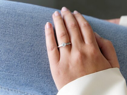 Solitärring Modern in 9K Weißgold mit Diamant 0,50ct