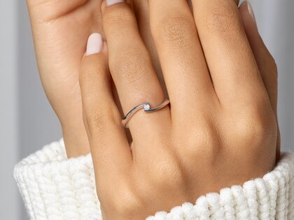 Spannring Twist Petite in 14K Weißgold mit Diamant 0,04ct G/SI