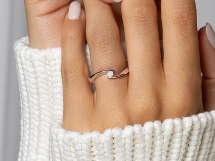 Spannring Twist Petite in 14K Weißgold mit Diamant 0,09ct G/SI