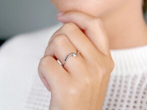 Spannring Twist Petite in 14K Weißgold mit Diamant 0,04ct G/SI