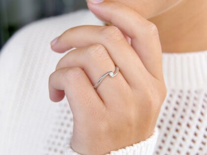 Spannring Twist Petite in 14K Weißgold mit Diamant 0,06ct G/SI