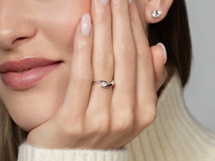 Spannring Twist Petite in 14K Weißgold mit Diamant 0,13ct G/SI