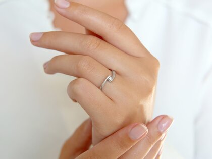 Spannring Twist Petite in 14K Weißgold mit Diamant 0,09ct G/SI