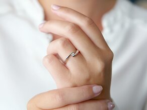 Spannring Twist Petite in 14K Weißgold mit Diamant 0,13ct G/SI