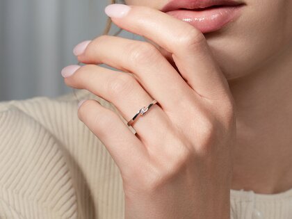 Spannring Twist in 14K Weißgold mit Diamant 0,03ct G/SI