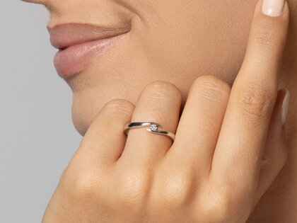Spannring Twist in 14K Weißgold mit Diamant 0,03ct G/SI