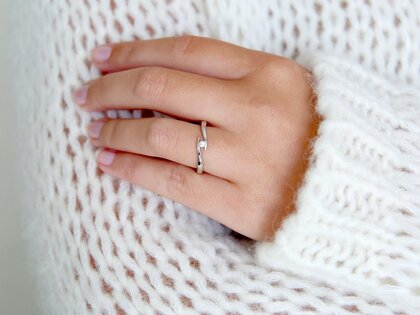 Spannring Twist in 14K Weißgold mit Diamant 0,03ct G/SI